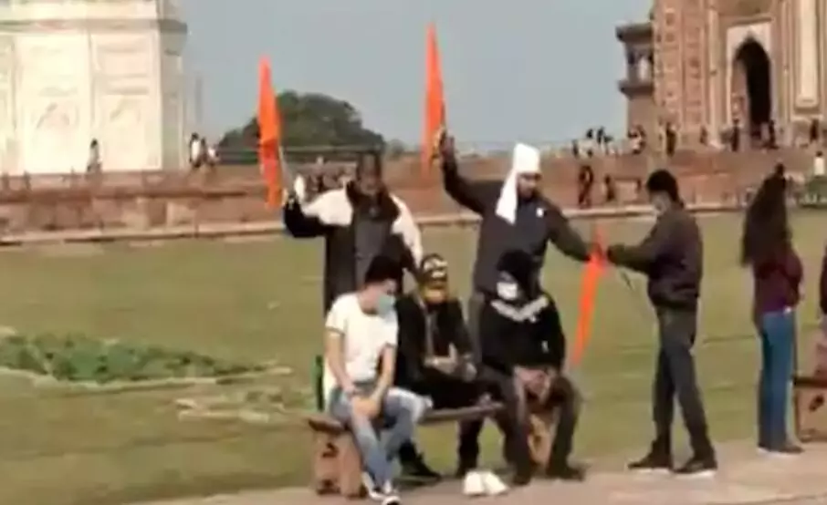 ताजमहल परिसर में लहराया भगवा झंडा, चार लोग गिरफ्तार