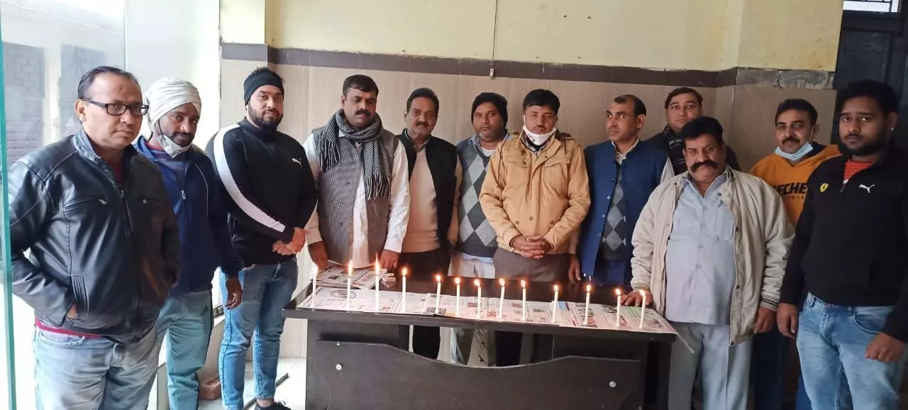 सपा नेताओं ने मुरादनगर श्मशान घाट पर लेंटर गिरने से पच्चीस लोगों की मृत्यु पर मोमबत्ती जलाकर श्रद्धांजलि अर्पित की सपा नेताओं ने मुरादनगर श्मशान घाट पर लेंटर गिरने से पच्चीस लोगों की मृत्यु पर मोमबत्ती जलाकर श्रद्धांजलि अर्पित की