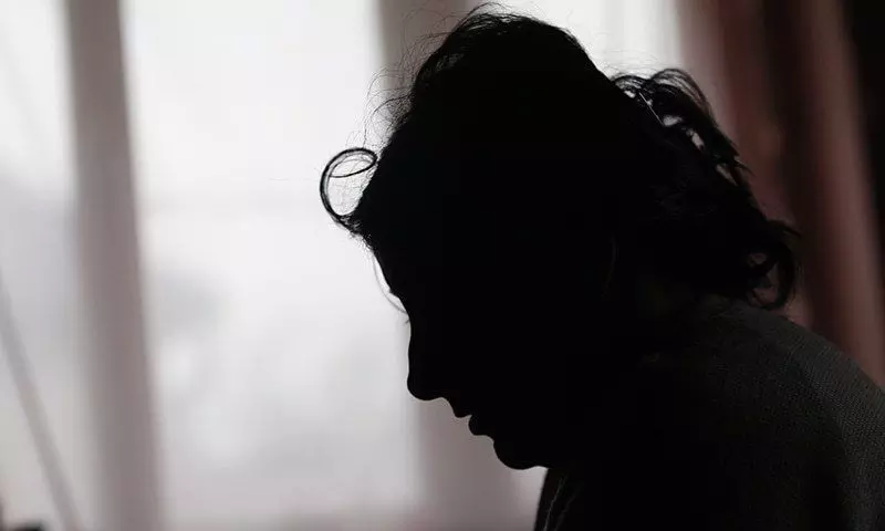 अपनी टीचर को दिल दे बैठा 11वीं का छात्र, फर्जी फेसबुक आईडी बनाई, पोर्न साइट पर डाला मोबाइल नंबर अपनी टीचर को दिल दे बैठा 11वीं का छात्र, फर्जी फेसबुक आईडी बनाई, पोर्न साइट पर डाला मोबाइल नंबर