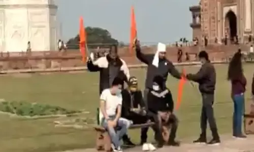 ताजमहल परिसर में लहराया भगवा झंडा, चार लोग गिरफ्तार ताजमहल परिसर में लहराया भगवा झंडा, चार लोग गिरफ्तार