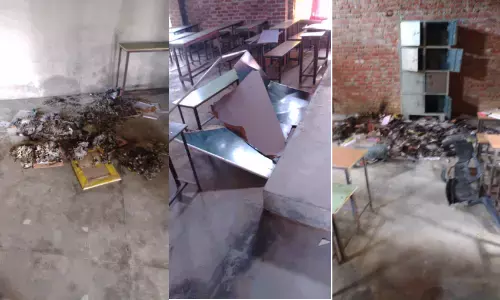 अराजक तत्वों ने स्कूल में तोड़फोड़ और आगजनी की अराजक तत्वों ने स्कूल में तोड़फोड़ और आगजनी की