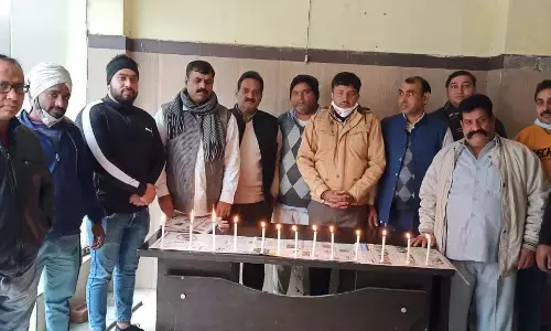 सपा नेताओं ने मुरादनगर श्मशान घाट पर लेंटर गिरने से पच्चीस लोगों की मृत्यु पर मोमबत्ती जलाकर श्रद्धांजलि अर्पित की सपा नेताओं ने मुरादनगर श्मशान घाट पर लेंटर गिरने से पच्चीस लोगों की मृत्यु पर मोमबत्ती जलाकर श्रद्धांजलि अर्पित की