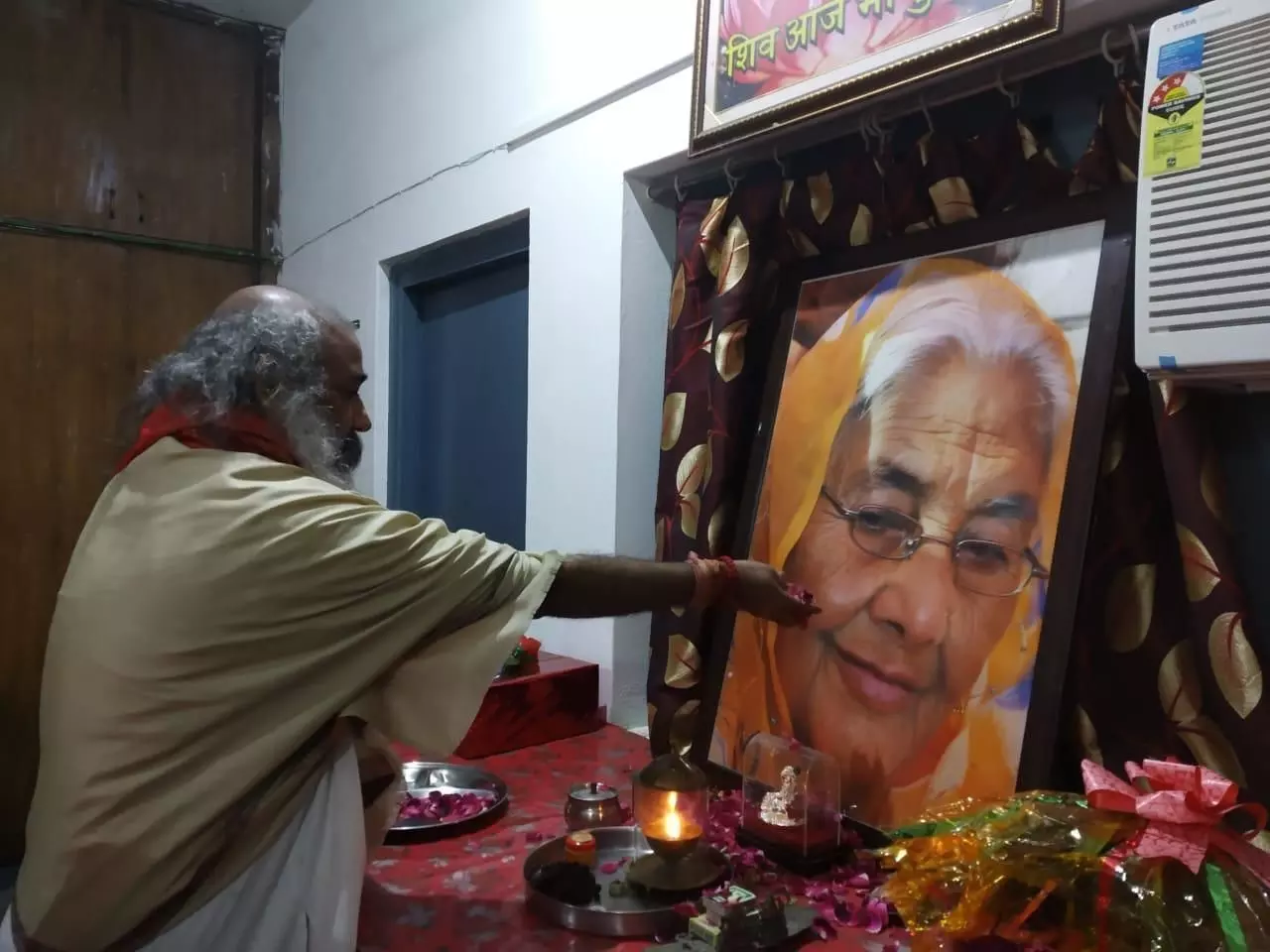 मॉं की दूसरी पुण्यतिथि पर भावुक हुए आचार्य प्रमोद कृष्णम मॉं की दूसरी पुण्यतिथि पर भावुक हुए आचार्य प्रमोद कृष्णम