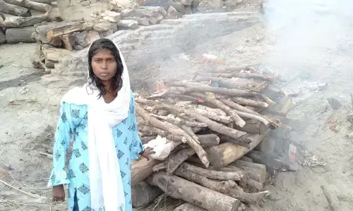 рдЧреЛрдж рд▓реА рд╣реБрдИ рдмреЗрдЯреА рдиреЗ рдЬрдм рдорд╛рдБ рдХреЛ рджреА рдореБрдЦрд╛рдЧреНрдирд┐, рддреЛ рдЧрдордЧреАрди рд╣реЛ рдЧрдпрд╛ рдорд╛рд╣реМрд▓ рдЧреЛрдж рд▓реА рд╣реБрдИ рдмреЗрдЯреА рдиреЗ рдЬрдм рдорд╛рдБ рдХреЛ рджреА рдореБрдЦрд╛рдЧреНрдирд┐, рддреЛ рдЧрдордЧреАрди рд╣реЛ рдЧрдпрд╛ рдорд╛рд╣реМрд▓