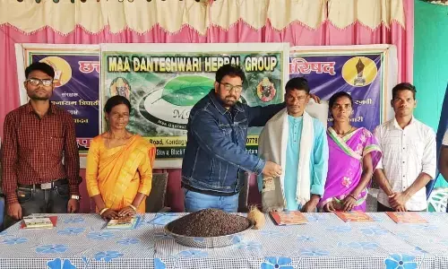 काली मिर्च की सफल खेती करने वाले किसान संतु राम मरकाम का नागरिक सम्मान करते हुए काली मिर्च की सफल खेती करने वाले किसान संतु राम मरकाम का नागरिक सम्मान करते हुए