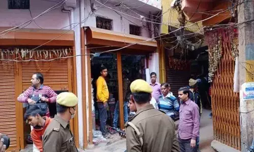 प्रतापगढ़ में दिनदहाड़े सराफा दुकान में डकैती, 80 लाख के जेवर लूट ले गए, सीसीटीवी फुटेज में दिखे बदमाश प्रतापगढ़ में दिनदहाड़े सराफा दुकान में डकैती, 80 लाख के जेवर लूट ले गए, सीसीटीवी फुटेज में दिखे बदमाश