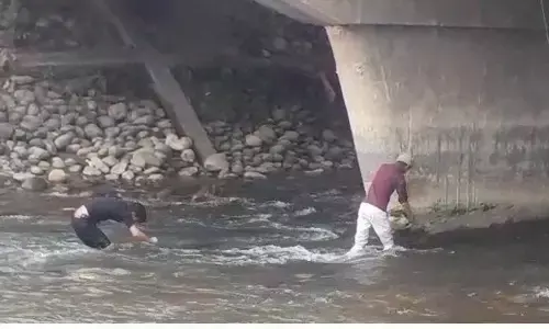 ठंड पर भारी पेट की आग, कड़कड़ाती ठंड में नहर में चंद सिक्के चुनते दिखे बच्चे ठंड पर भारी पेट की आग, कड़कड़ाती ठंड में नहर में चंद सिक्के चुनते दिखे बच्चे