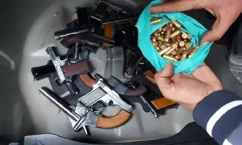 कार के दरवाजों और स्टेपनी में छुपाई थी 35 सेमीऑटोमेटिक पिस्टल, पुलिस ने ऐसे किया खुलासा कार के दरवाजों और स्टेपनी में छुपाई थी 35 सेमीऑटोमेटिक पिस्टल, पुलिस ने ऐसे किया खुलासा