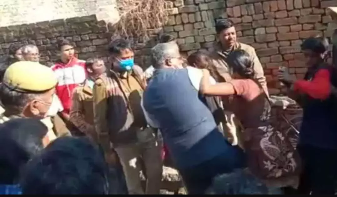 UP में SDM ने महिला से की बदसलूकी, सरेआम जड़ा तमाचा!, वायरल हो रहा वीडियो