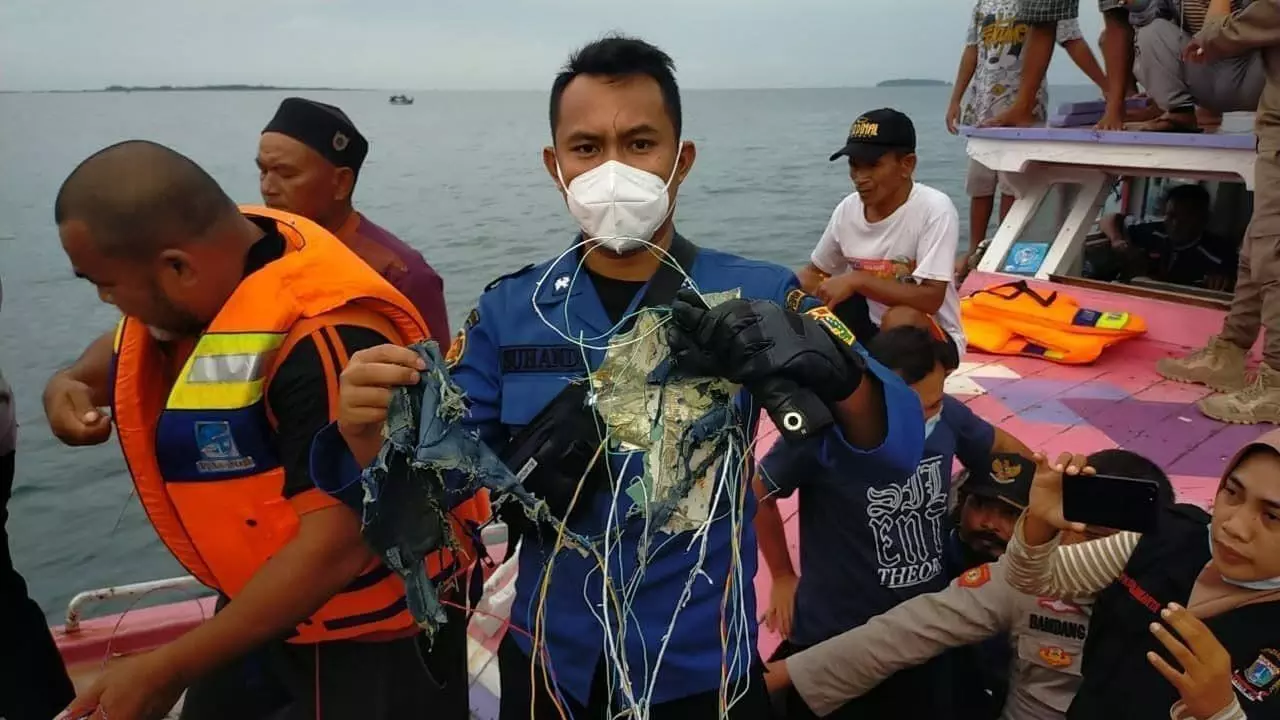 क्रैश होकर तेज धमाके के साथ समुद्र में गिरा इंडोनेशिया का विमान, सभी 62 लोगों के मारे जाने की आशंका