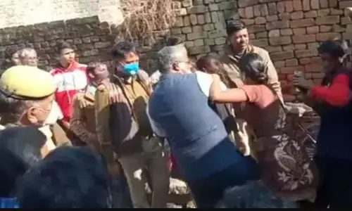 UP में SDM ने महिला से की बदसलूकी, सरेआम जड़ा तमाचा!, वायरल हो रहा वीडियो