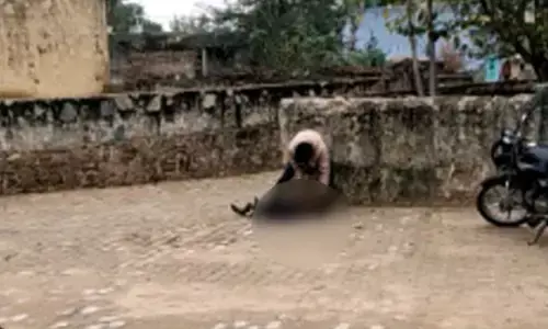 राजस्थान : बड़ा भाई ब्लेड से काटता रहा छोटे की गर्दन, लोगों की भीड़ बनाती रही वीडियो राजस्थान : बड़ा भाई ब्लेड से काटता रहा छोटे की गर्दन, लोगों की भीड़ बनाती रही वीडियो