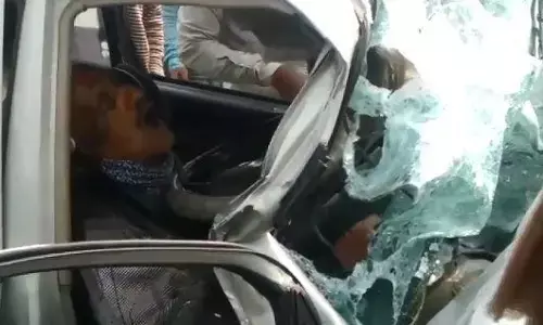 जौनपुर में स्कूल बस और कार की आमने सामने टक्कर, कार चालक का शव बुरी तरह फंसा, देखिये वीडियो जौनपुर में स्कूल बस और कार की आमने सामने टक्कर, कार चालक का शव बुरी तरह फंसा, देखिये वीडियो