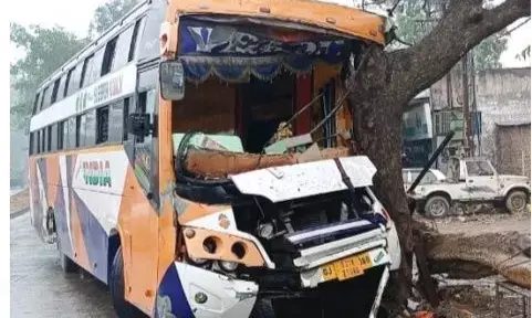 गुजरात से आ रही बस में हुआ तेज धमाका, अफरा तफरी में सो रही सवारी कूद कूद कर भागीं गुजरात से आ रही बस में हुआ तेज धमाका, अफरा तफरी में सो रही सवारी कूद कूद कर भागीं