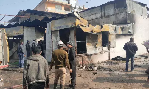 नोएडा: शाहबेरी फर्नीचर मार्केट में लगी शॉर्ट सर्किट से आग, मौके पर कई दमकल की गाड़ियां पहुंची नोएडा: शाहबेरी फर्नीचर मार्केट में लगी शॉर्ट सर्किट से आग, मौके पर कई दमकल की गाड़ियां पहुंची