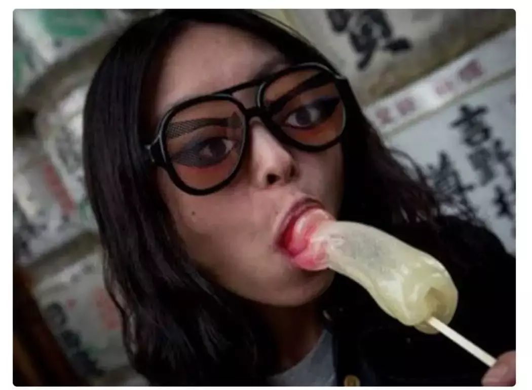 लिंग उत्सव में शामिल होकर महिलाओं ने खींचीं इस तरह तस्वीर लिंग उत्सव में शामिल होकर महिलाओं ने खींचीं इस तरह तस्वीर