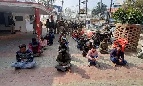 हाथरस एसपी ने सट्टे पर कसा शिकंजा, 22 लोंगों को 164070/ रूपये समेत किया गिरफ्तार हाथरस एसपी ने सट्टे पर कसा शिकंजा, 22 लोंगों को 164070/ रूपये समेत किया गिरफ्तार