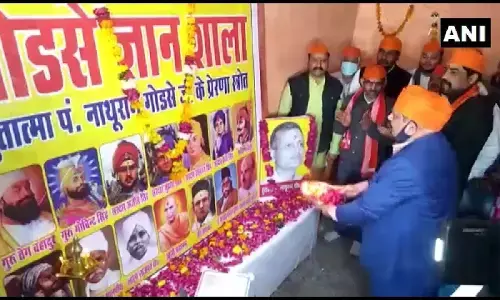 हिन्दू महासभा ने शुरू की गोडसे ज्ञानशाला, बताएगी देशभक्ति के किस्से, मचा सियासी बवंडर