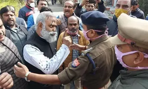 यूपी में आप विधायक सोमनाथ भारती पर फेंकी स्याही, सीएम योगी को लेकर की विवादित टिप्पणी, FIR दर्ज यूपी में आप विधायक सोमनाथ भारती पर फेंकी स्याही, सीएम योगी को लेकर की विवादित टिप्पणी, FIR दर्ज