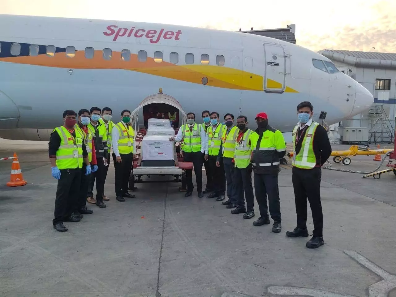 अच्छी खबर : कोविशील्ड वैक्सीन की पहली खेप सीरम इंस्टीट्यूट से रवाना, प्लेन से देशभर में पहुंचाई जाएगी अच्छी खबर : कोविशील्ड वैक्सीन की पहली खेप सीरम इंस्टीट्यूट से रवाना, प्लेन से देशभर में पहुंचाई जाएगी
