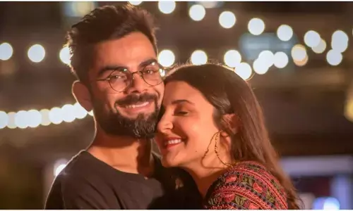 विराट-अनुष्का की बेटी की पहली तस्वीर आई सामने, सोशल मीडिया पर वायरल विराट-अनुष्का की बेटी की पहली तस्वीर आई सामने, सोशल मीडिया पर वायरल