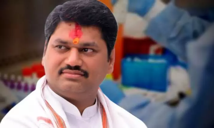 महाराष्ट्र सरकार के मंत्री पर सिंगर ने लगाया रेप का आरोप, सफाई में बोले- ये ब्लैकमेलिंग की कोशिश महाराष्ट्र सरकार के मंत्री पर सिंगर ने लगाया रेप का आरोप, सफाई में बोले- ये ब्लैकमेलिंग की कोशिश