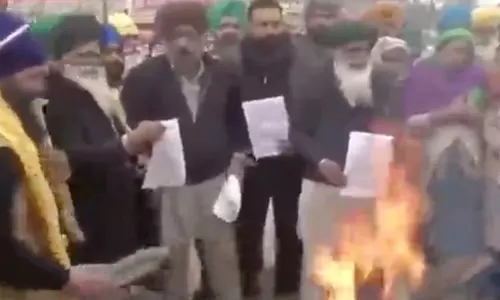 किसान आंदोलन : कृषि कानूनों की प्रतियां जला किसानों ने दिल्ली बॉर्डर पर मनाई लोहड़ी