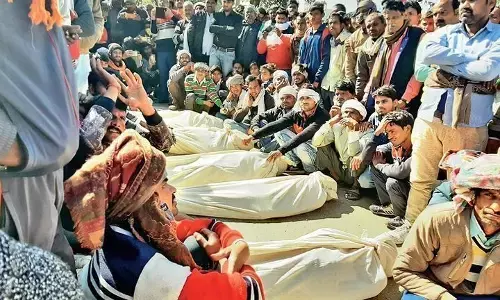 जहरीली शराब से 20 की मौत: CM शिवराज ने अफसरों की बैठक बुलाई, कलेक्टर और SP को हटाया