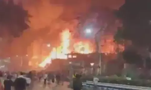 कोलकाता के बागबाजार में भीषण आग, मौके पर पहुंची फायर ब्रिगेड की 25 गाड़ियां मौके पर मौजूद