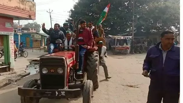किसानों ने गांव में ट्रैक्टर रैली निकालकर की परेड की प्रैक्टिस