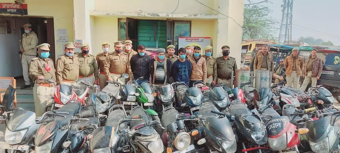 हाथरस पुलिस ने अन्तर्जनपदीय वाहन चोर गिरोह का किया पर्दाफास, चार चोरों को 48 मोटरसाईकिल समेत किया गिरफ्तार