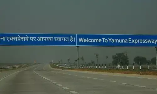 कोहरे में यमुना एक्सप्रेसवे पर हादसा, तीन गाडियां आपस में टकरा गई कोहरे में यमुना एक्सप्रेसवे पर हादसा, तीन गाडियां आपस में टकरा गई