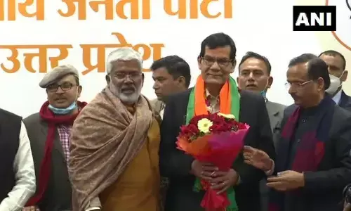 पूर्व IAS अधिकारी ए.के. शर्मा बीजेपी में हुए शामिल पूर्व IAS अधिकारी ए.के. शर्मा बीजेपी में हुए शामिल