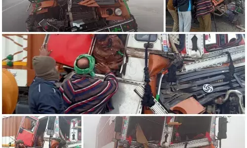 टक्कर से कंटेनर ड्राइवर हुआ जख्मी, केबिन में फंसा चिल्ला रहा था मुझे बचा लो और फिर .. टक्कर से कंटेनर ड्राइवर हुआ जख्मी, केबिन में फंसा चिल्ला रहा था मुझे बचा लो और फिर ..