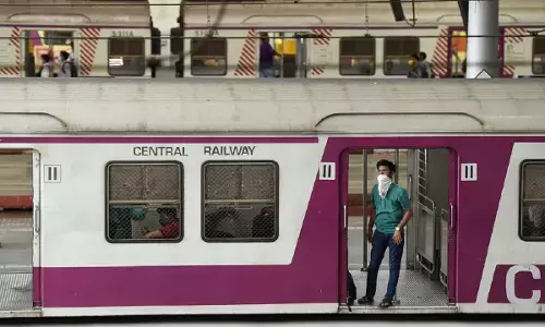 सिरफिरे पति ने चलती ट्रेन से मारा अपनी पत्नी को धक्का, अभी दो महीने पहले हुई थी शादी सिरफिरे पति ने चलती ट्रेन से मारा अपनी पत्नी को धक्का, अभी दो महीने पहले हुई थी शादी