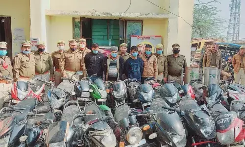 हाथरस पुलिस ने अन्तर्जनपदीय वाहन चोर गिरोह का किया पर्दाफास, चार चोरों को 48 मोटरसाईकिल समेत किया गिरफ्तार हाथरस पुलिस ने अन्तर्जनपदीय वाहन चोर गिरोह का किया पर्दाफास, चार चोरों को 48 मोटरसाईकिल समेत किया गिरफ्तार