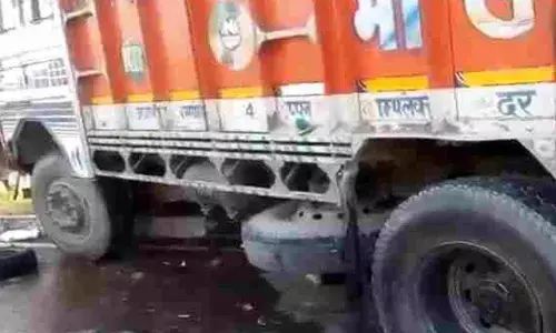 बुलंदशहर पैदल जा रहे मासूमों की ट्रक के नीचे दबकर मौत, गुस्साए ग्रामीणों ने फूंका ट्रक