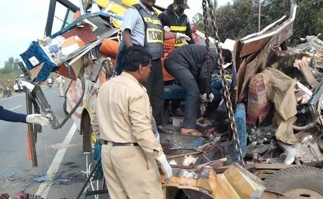 कर्नाटक के धारवाड़ में बड़ा सड़क हादसा, ट्रक-टेंपो की टक्कर में 11 लोगों की मौत