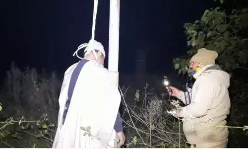 खंबे से शव लटका मिलने से सनसनी, पुलिस विभाग में मचा हड़कंप खंबे से शव लटका मिलने से सनसनी, पुलिस विभाग में मचा हड़कंप