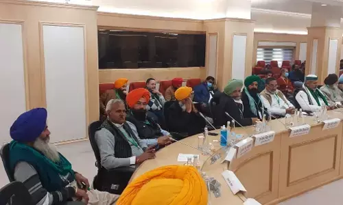 किसान तड़प रहे है ठंड से और दोनों पक्ष खेल रहे है वार्ता वार्ता किसान तड़प रहे है ठंड से और दोनों पक्ष खेल रहे है वार्ता वार्ता