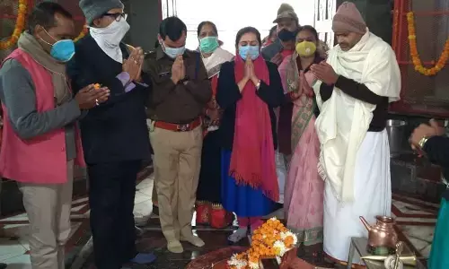 सेना दिवस के अवसर पर एनसीसी छात्रों को डीएम एसपी ने बांटे प्रशस्ति पत्र