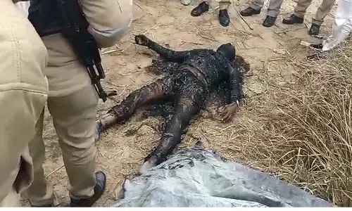 जली लाश मिलने से मचा इलाके में हडकम्प जली लाश मिलने से मचा इलाके में हडकम्प