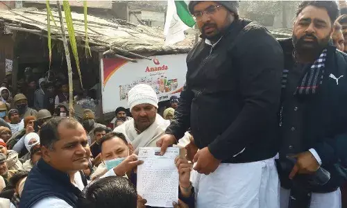 शामली में युवा नेता गौरव टिकैत पहुंचे हजारों ट्रैक्टरों के साथ जिला अधिकारी कार्यालय शामली में युवा नेता गौरव टिकैत पहुंचे हजारों ट्रैक्टरों के साथ जिला अधिकारी कार्यालय