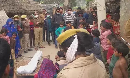 खेत में मिली दलित युवती की लाश, रेप की आशंका खेत में मिली दलित युवती की लाश, रेप की आशंका