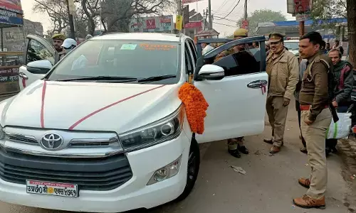 एसपी ने जब विधायक की गाडी के सीसे काले देखे, खड़े होकर उतरवाई फिल्म देखते रह गये अपना दल के प्रदेश अध्यक्ष