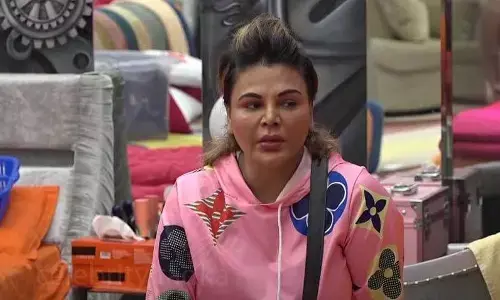 OMG.....बिग बॉस 14 : पैंट में ही निकला राखी सावंत का यूरिन, फिर हुआ ऐसा?