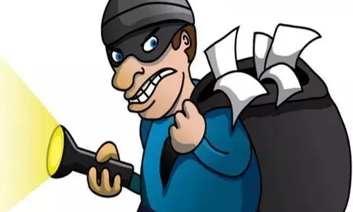 दरवाजा तोड़कर नकदी सहित लाखो रुपये का सामान उठा ले गए चोर दरवाजा तोड़कर नकदी सहित लाखो रुपये का सामान उठा ले गए चोर