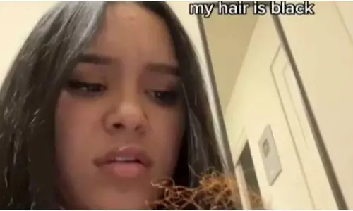 प्रेमी की चालाकी पकड़ने के लिए अपनाया अनोखा तरीका, चंद घंटों में Viral हुआ Video प्रेमी की चालाकी पकड़ने के लिए अपनाया अनोखा तरीका, चंद घंटों में Viral हुआ Video