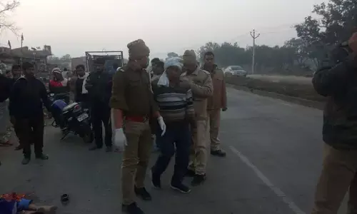 पति के साथ लौट रही महिला की सड़क हादसे में मौत