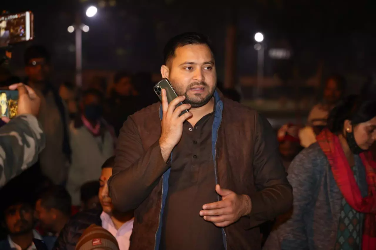 शिक्षक अभ्यर्थियों के साथ सड़क पर उतरे तेजस्वी ने जब पटना डीएम को मिलाया फोन, फिर क्या हुआ? शिक्षक अभ्यर्थियों के साथ सड़क पर उतरे तेजस्वी ने जब पटना डीएम को मिलाया फोन, फिर क्या हुआ?